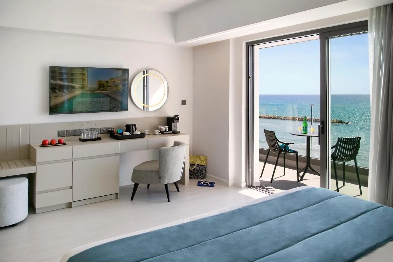 Mercure Larnaca Beach Resort 4*,