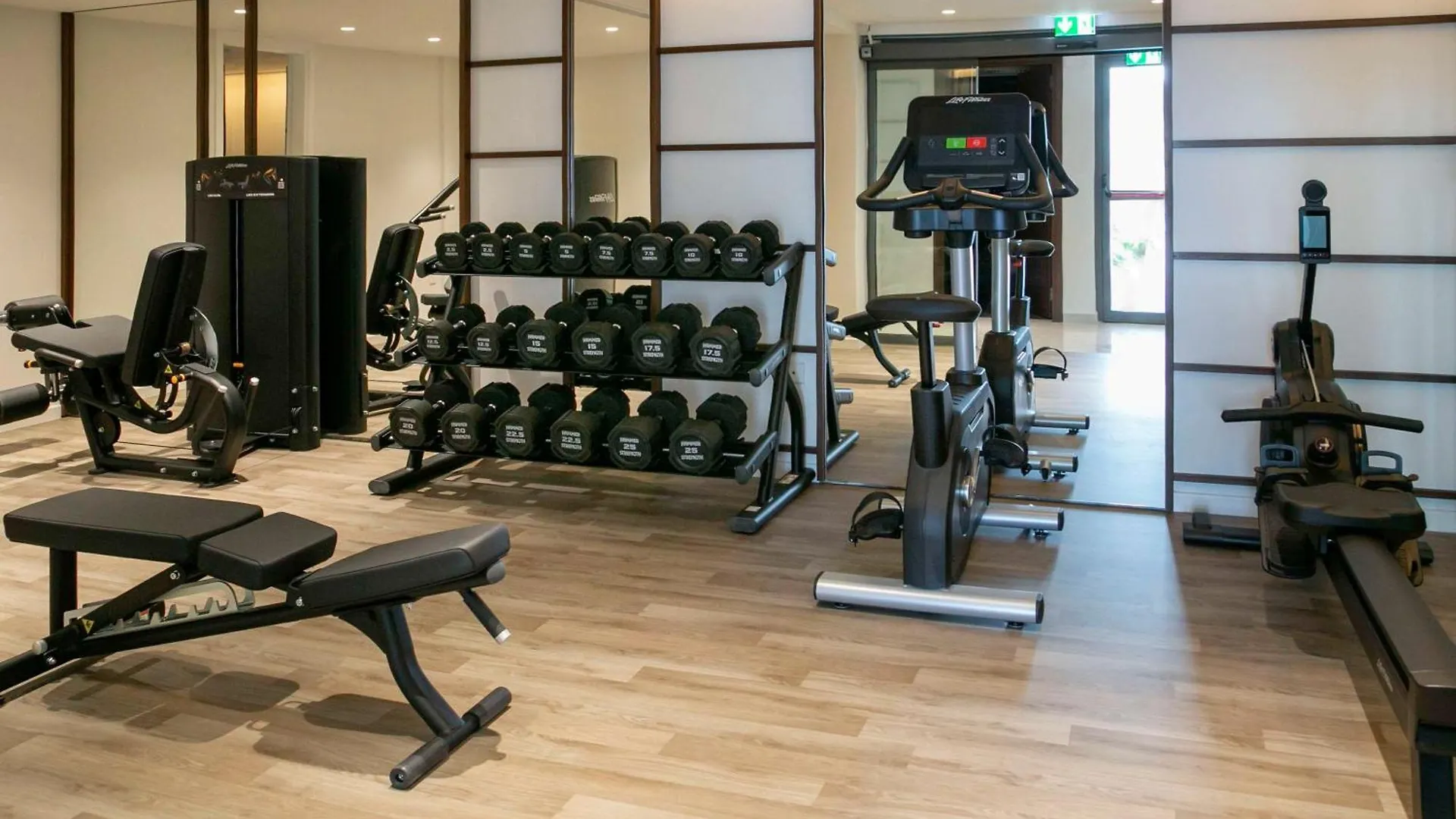Mercure Larnaca Beach Resort 4*,