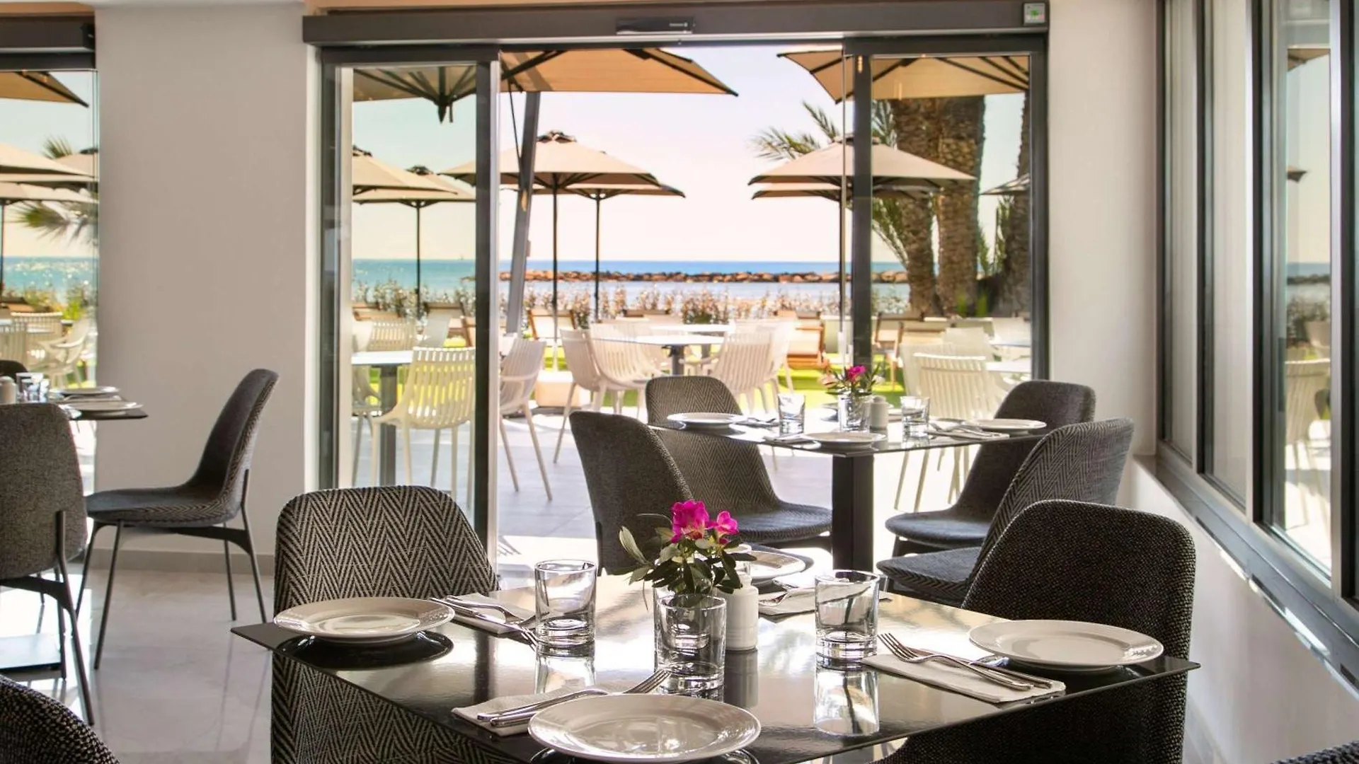 Mercure Larnaca Beach Resort Hotel